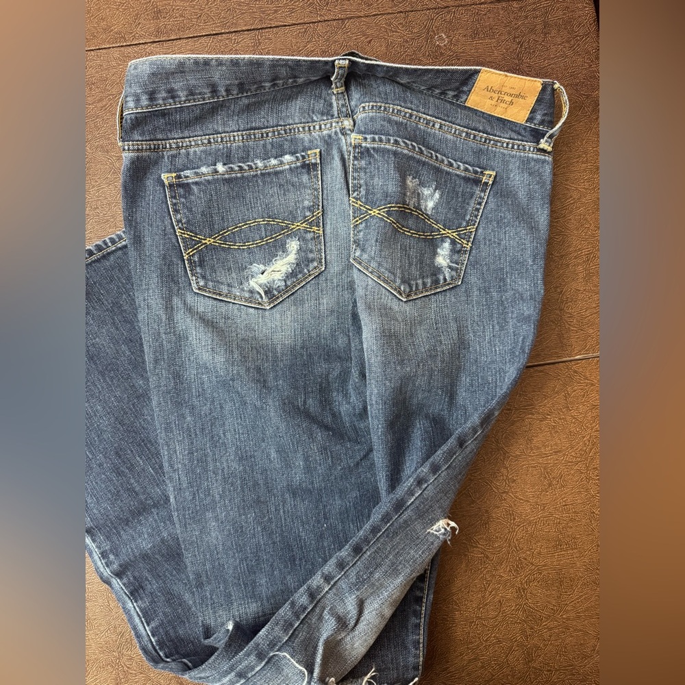 Women’s Abercrombie jeans. Low rise destroyed - Picture 4 of 4
